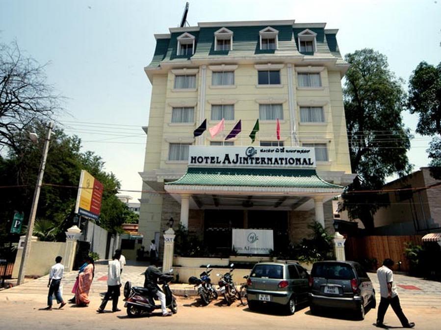 Aj International Hotel Bangalore Bagian luar foto